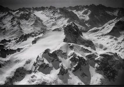 Luftaufnahme mit Piz da las Coluonnas (unten) und Piz Lagrev (Bildmitte) auf einem Bild von 1925.