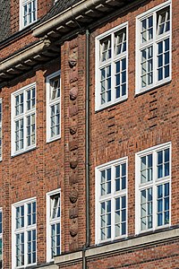 Fenster des Hauptgebäudes