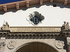 Inscription above the main entrance: "Dios nos dio los campos. El arte humana edificó ciudades." This translates to "God gave us the fields. Human art built cities."