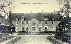 Carte postale ancienne en noir et blanc représentant la façade d'un bâtiment à un étage avec deux ailes basses en retour d'équerre.