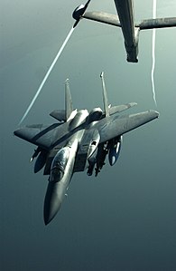 Спутная струя от истребителя-бомбардировщика McDonnell Douglas F-15E Strike Eagle, заканчивающего дозаправку. Фото сделано во время операции «Иракская свобода».