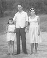Rui Nascimento aos cinquenta anos com a esposa Carlota e a sua filha Leonor (1964).