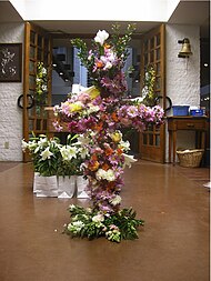 Flowered cross prepared for Easter Sunday Flower cross 20060416 4.jpg