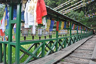 Passerelle menant au Lac Khecheopalri