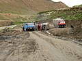 Die Hauptstraße zwischen Nepal und Lhasa. Zwischen Lhatse und der nepalesisch/tibetischen Grenze ist die Qualität der Straße noch sehr viel schlechter, ab Shigatse findet man dann eine qualitativ hochwertige Asphaltstraße vor.