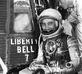 Grissom pred nástupom do kabíny kozmickej lode Liberty Bell 7 pred štartom, 21. júl 1961