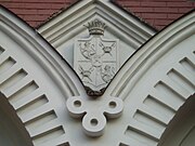 Герб Икскюль-Гильденбандов над входом