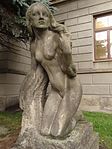 Hořice - socha Probuzení před kamenickou školou (autor Jan Štursa) (2).jpg