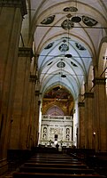 Intérieur de la Basilique avec médaillons monochromes de Luca Signorelli au plafond et la relique de la sainte Maison de Lorette sous la coupole de Sangallo