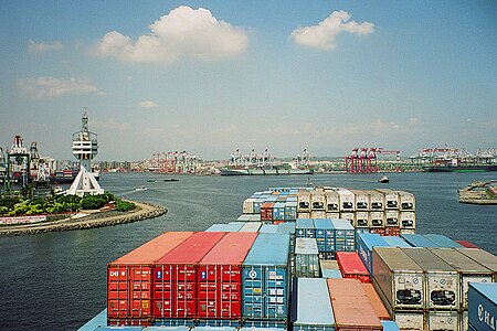 台湾高雄港的货柜码头