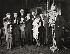 De izq. a der. : Betty Compson, Bert Lytell, Charles Ogle, May McAvoy, Gareth Hughes, Walter Long, Kathleen Clifford, Jed Prouty, Mayme Kelso y Robert Agnew, en Kick In (1922)