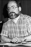 El informático Klaudio Harluxet dando la conferencia inaugural en 1984.