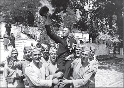 Войници поздравяват Лесев в Македония през 1943 г.