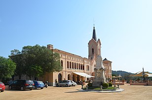 El monumento a Nicolau Font en el patio del santuario