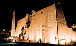 Пилоны и обелиск перед входом в Луксорского храма