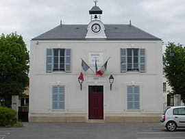 The town hall in Courson-Monteloup