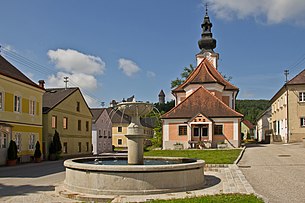 Marktbrunnen und Kirche auf dem Marktplatz