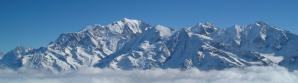 A Mont Blanc masszívumának panoráma-képe