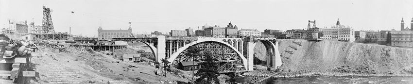 Most Monroe Street Bridge w roku 1911 położony na terenie miasta.