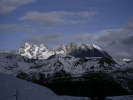 Monte Coglians (esimene kõrge tipp vasakul) vaadatuna Zoncolani mäelt (lõunas)