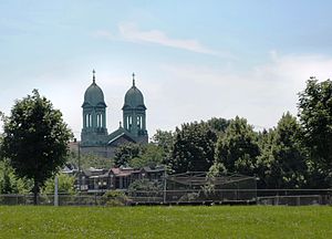 Torre da Igreja Saint-Marc vista do Parc Beaubien.