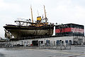 Cale de réparations du musée maritime de La Rochelle avec un remorqueur en place.