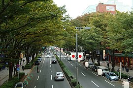 表参道: 右手（南側）が神宮前五丁目、左手（北側）が同四丁目の町域となる。青山方面を臨む。