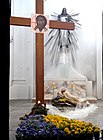 Kapelle mit dem Heiligen Grab am Karsamstag 2022 mit den Farben der ukrainischen Flagge im Bezug auf den russischen Überfall auf die Ukraine