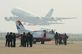 Nanghang K-8 Karokorum pakistanais et Airbus A380.