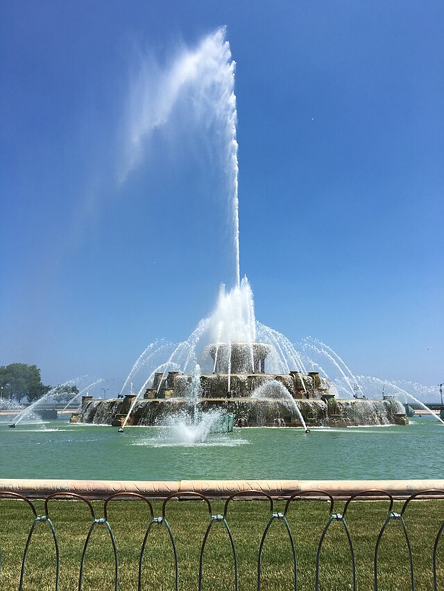 La Buckingham Fountain est une fontaine interactive située sur Columbus Drive et Congress Parkway au centre de Grant Park.
 (définition réelle 3 800 × 3 700)