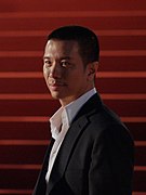 Reggie Lee jwe kòm Drew Wu.