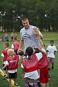 Gronkowski entraînant des enfants sur la base militaire d'Andrews en 2015.