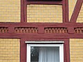 Doppelter Backstein-Sägezahnfries als Füllung von Deckenbalken-Gefachen im Fachwerkbau, 19. Jahrhundert (Göttingen, Turmstraße 3)