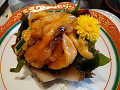 Сашими на раковине в ресторане суши в Японии