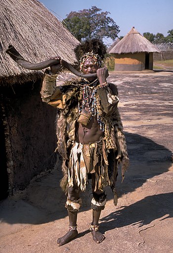 'n Sangoma van die Mashona naby Groot-Zimbabwe in Zimbabwe.
