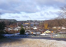 Slagsta småhusområde, Slagsta-Ekeröfärjan i bakgrunden, 2007.