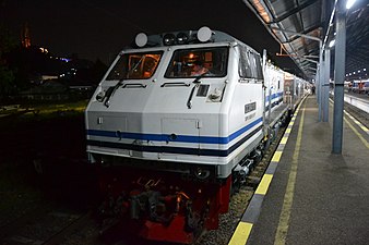 CC 204 11 13 dengan KA Sriwijaya di Stasiun Tanjung Karang.