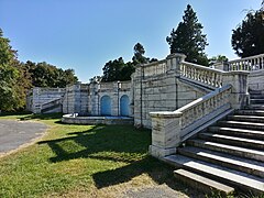 Vista parcial de los jardines italianos detrás de la casa.