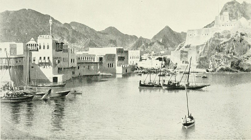 Старый Маскат, 1904. Здание слева с балконом — старый дворец Аль-Алям, слева от него находится здание гарема
