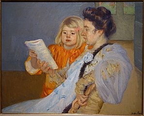Une mère apprend à lire à une fillette. Les deux personnages sont concentrés sur cette activité intellectuelle