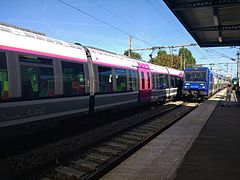 Trains en gare, allant à Paris-Est : une rame Z 20500 rénovée et une rame Z 50000 assurant un omnibus.