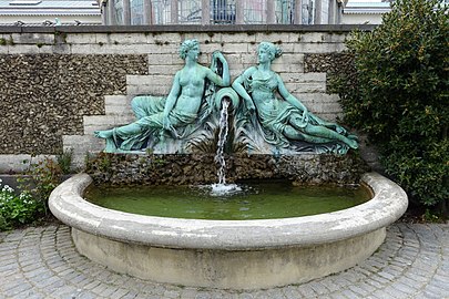 Two nymphs surrounding a source by Albert Hambresin (1890), original by François Rude (1826)