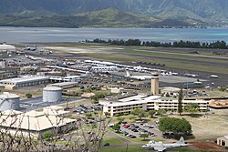 ВМС США 100924-M-9232S-003 Вид с воздуха на базу морской пехоты на Гавайях в заливе Канеохе. Jpg