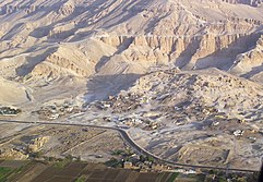 Nekropola na západnom brehu oproti Luxoru. V ľavom dolnom rohu ruiny zádušného chrámu Ramesseho II. (Ramesseum) a v pravom dolnom rohu pozostatky zádušného chrámu Thutmoseho III.