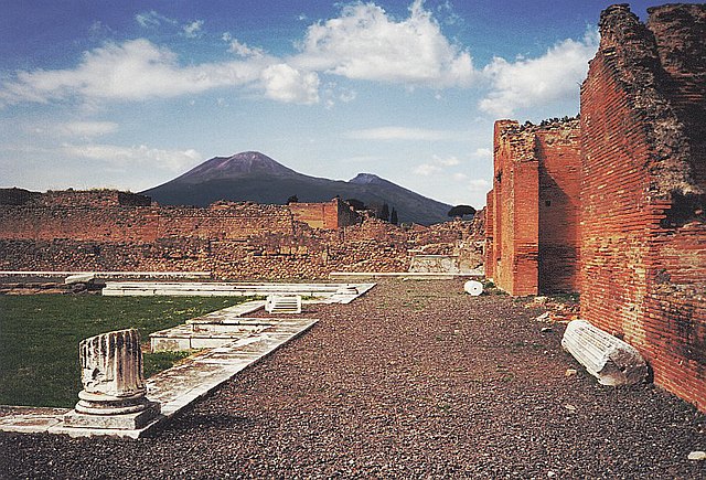 Pohled z Pompejí na Vesuv, zdroj: wikipedia.cs