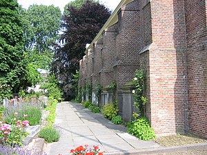 Grafmonumenten tegen de zijgevel van de Petruskerk; 2010.