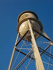 Студии Warner Bros Burbank -water tower.jpg