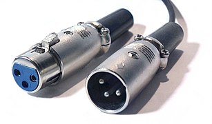 Conectores XLR aéreos, tipo hembra a la izquierda y de tipo macho a la derecha.