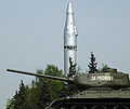 Танк Т-34-85 и ракета Р-9 у музея, 2007