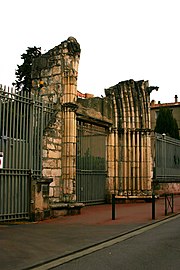 Le portail occidental, replacé dans la rue du Collège-de-Foix.